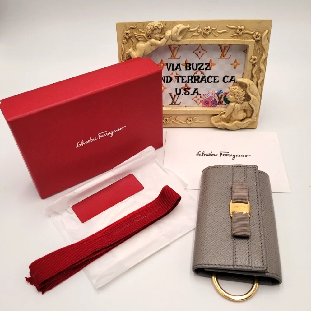 Salvatore Ferragamo 6 Key Leather Case in Excellent Condition! Made in Italy